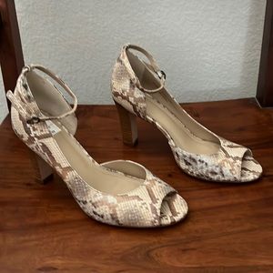 Fab snake print shoe! I loved these and but more narrow. Never been worn!